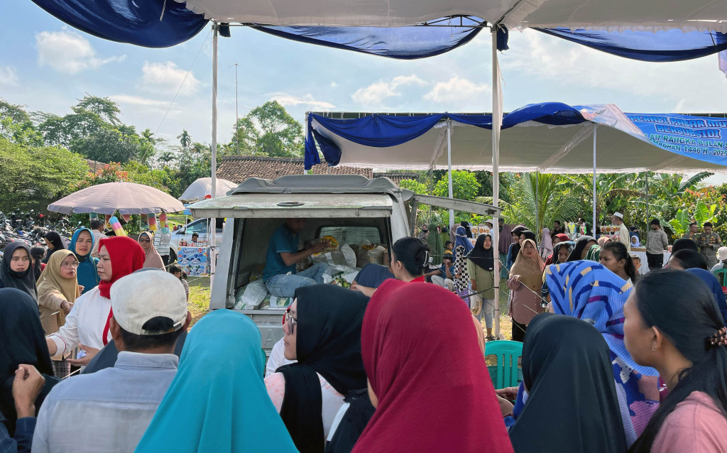 Antusias! Warga Warga Berburu Sembako di Pasar Murah Katibung