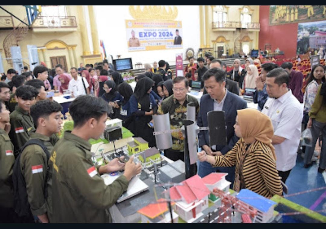 Mahasiswa Teknik Elektro Teknokrat Rakit Maket PLTB untuk Penerangan Kota