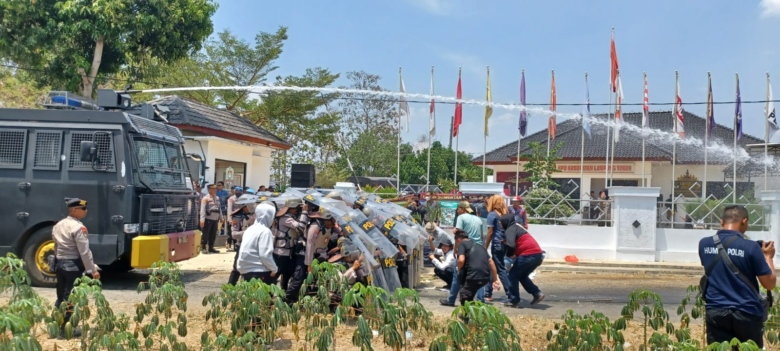 Ratusan Masa Geruduk KPU Lampung Timur, Ini Penyebabnya