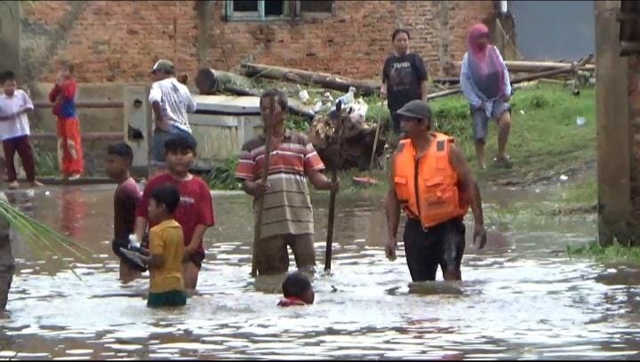 Hujan Deras Guyur Bandar Lampung, Warga Sukabumi Terendam Banjir Akibat Jembatan yang Tersumbat