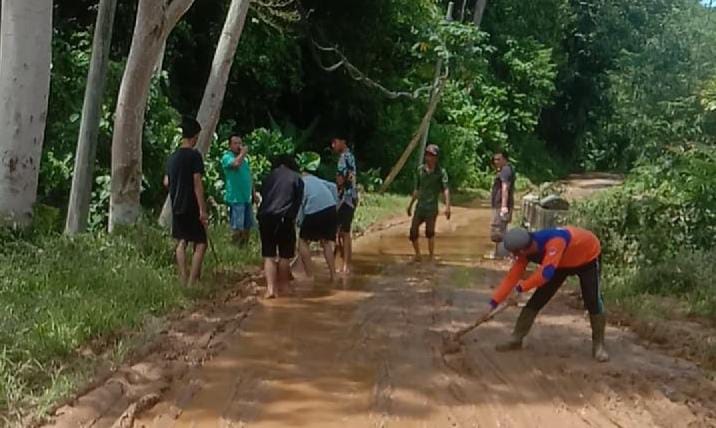 Pasca Banjir, Sisakan Puing-puing Material Lumpur di Jalan