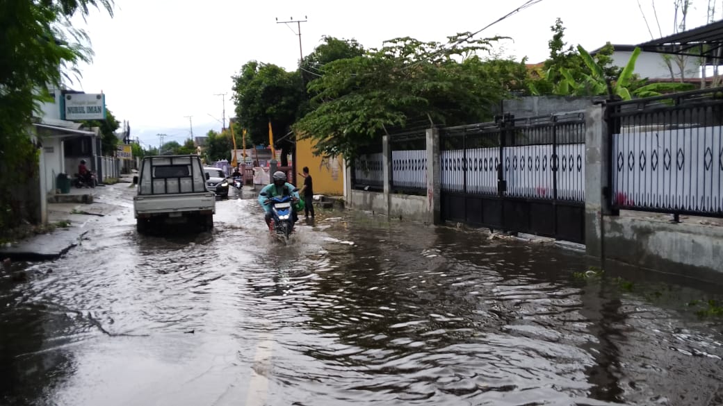 Hujan Lebat Buat Gang PU Tergenang, Warga Sebut Drainase Tersumbat