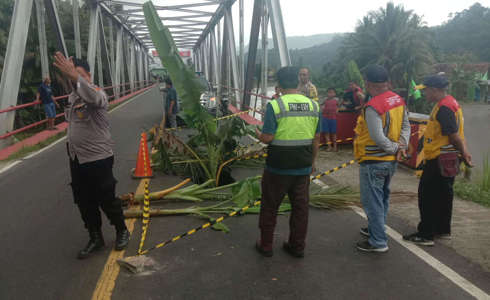 Berlakukan Buka Tutup di Jalinbar Pesisir Barat-Bengkulu 