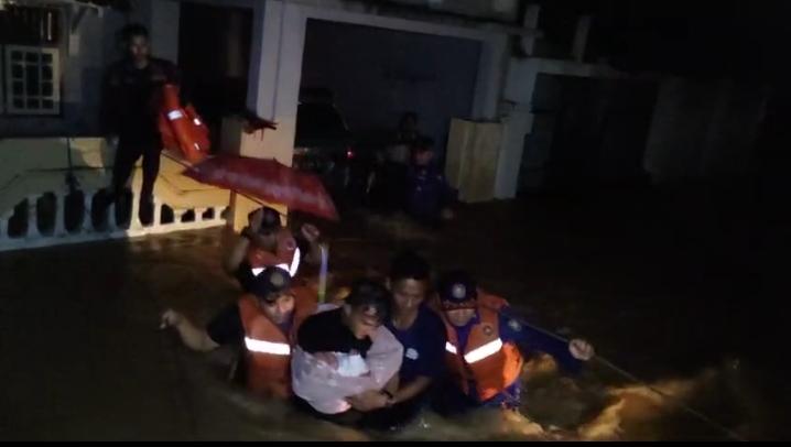 Dramatis! Petugas Damkarmat Bandar Lampung Evakuasi Bayi 3 Bulan di Tengah Banjir dan Lampu Padam