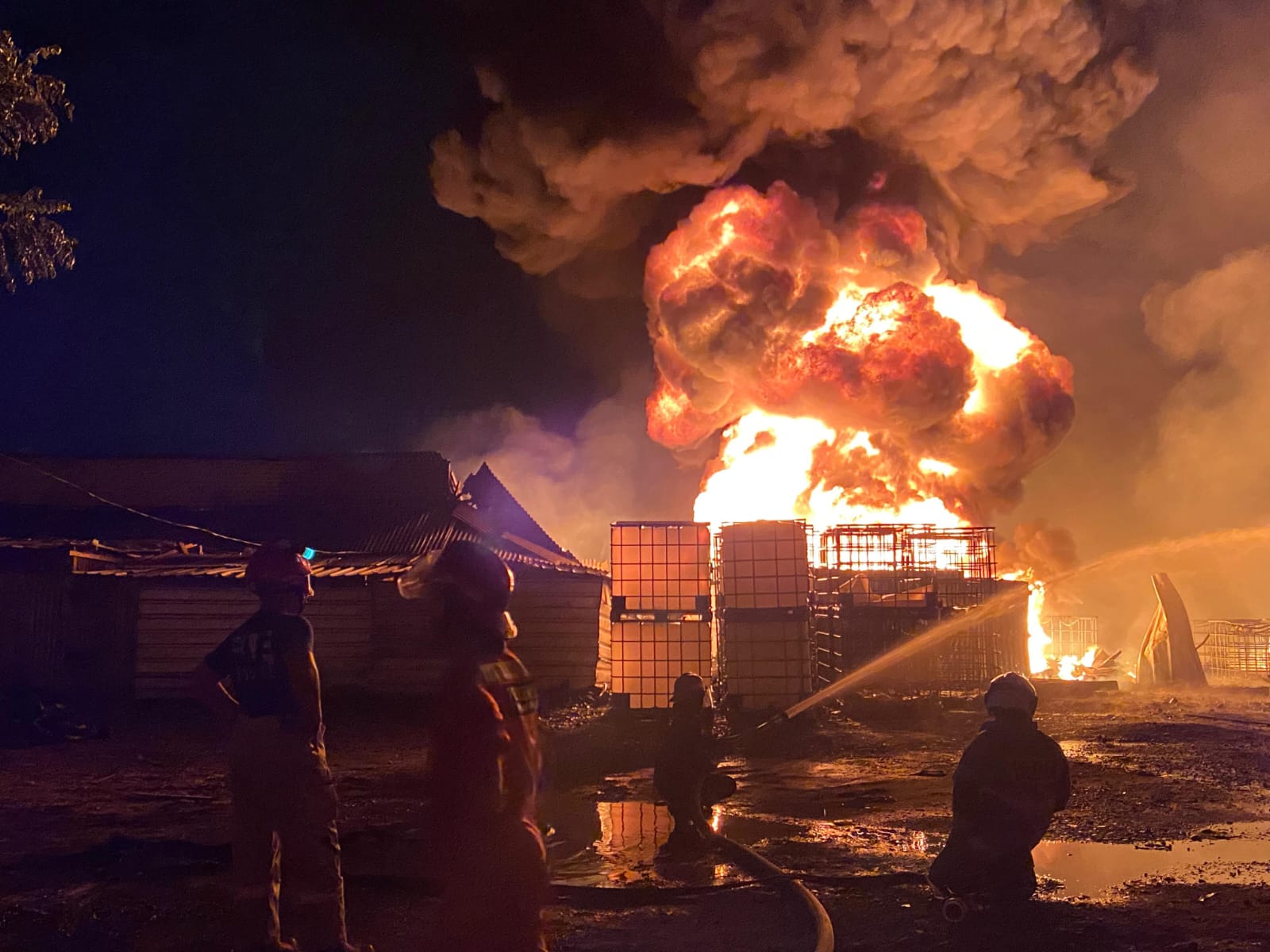 Gudang BBM di Bandar Lampung Terbakar Hebat