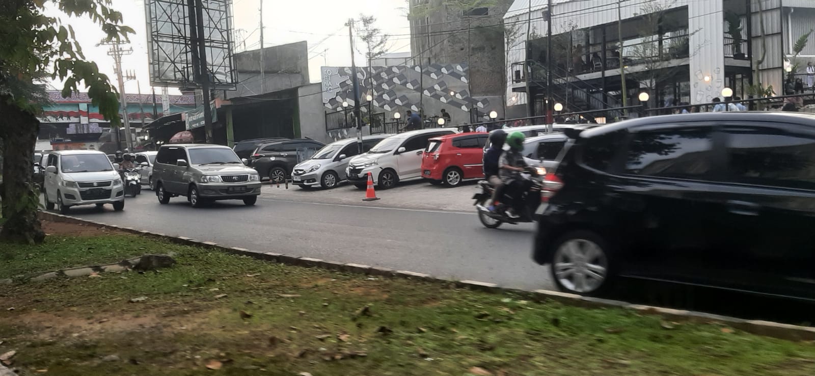 Kopi Nako Berkilah Kendaraan Parkir di Bahu Jalan Karena Pengunjung Bandel