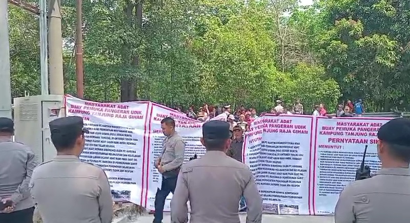 Masyarakat Adat Tanjung Raja Giham Geruduk Kantor BPN Way Kanan, Tolak Perpanjangan HGU PT Kharisma