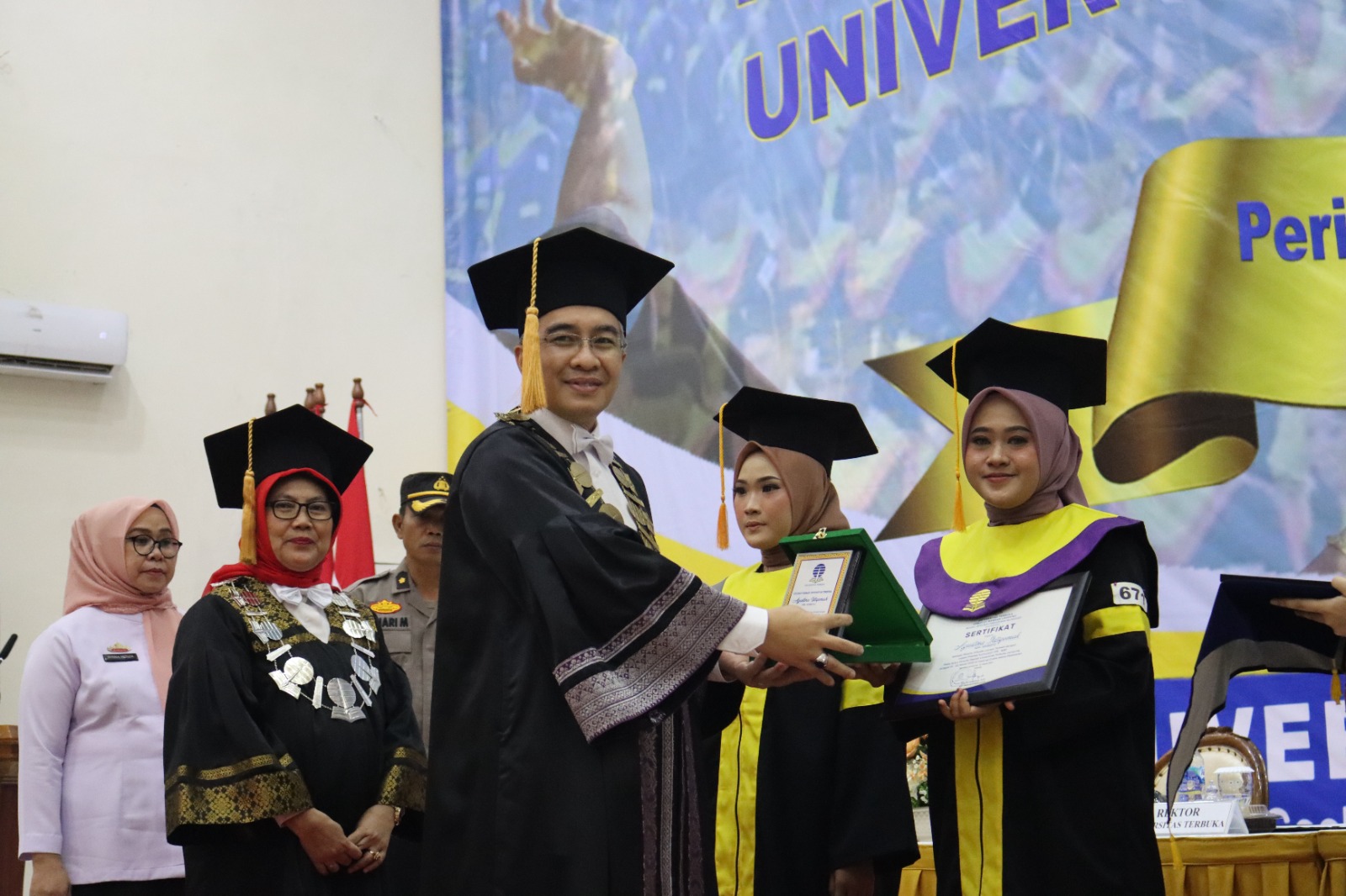 Ribuan Mahasiswa UT Diwisuda Direktur UPBJJ UT Bandar Lampung