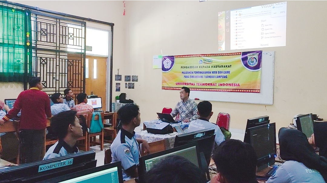 Dosen UTI Beri Pelatihan Pemrograman Web di SMKN 7 Bandar Lampung