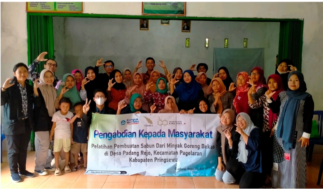 Dosen dan Mahasiswa Prodi Kimia Itera Beri Pelatihan Masyarakat Desa Padang Rejo
