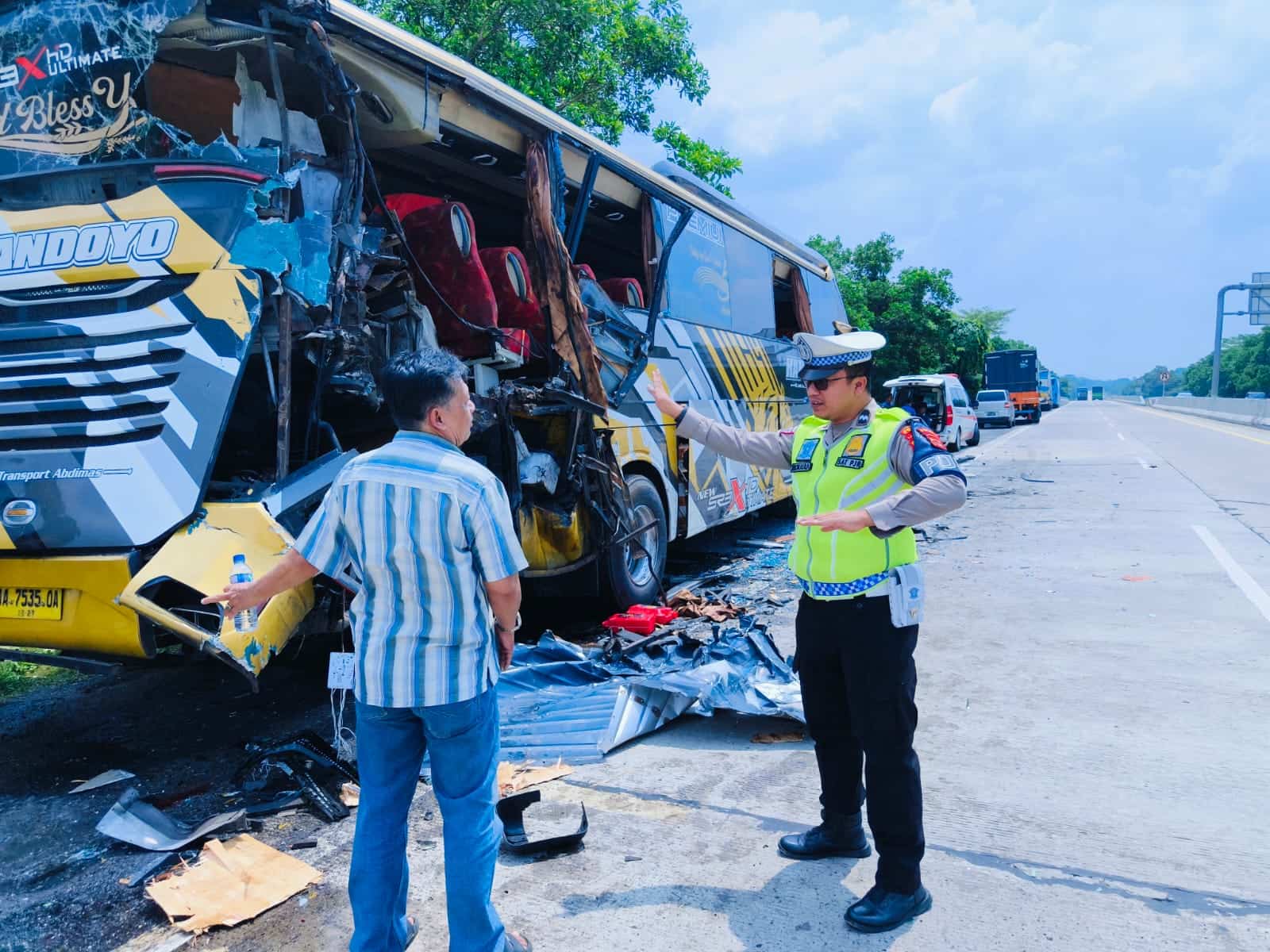Truk Fuso Oleng Tabrak Bus di Tol Bakter, Sopir Ngantuk Diduga Jadi Pemicu Lakalantas