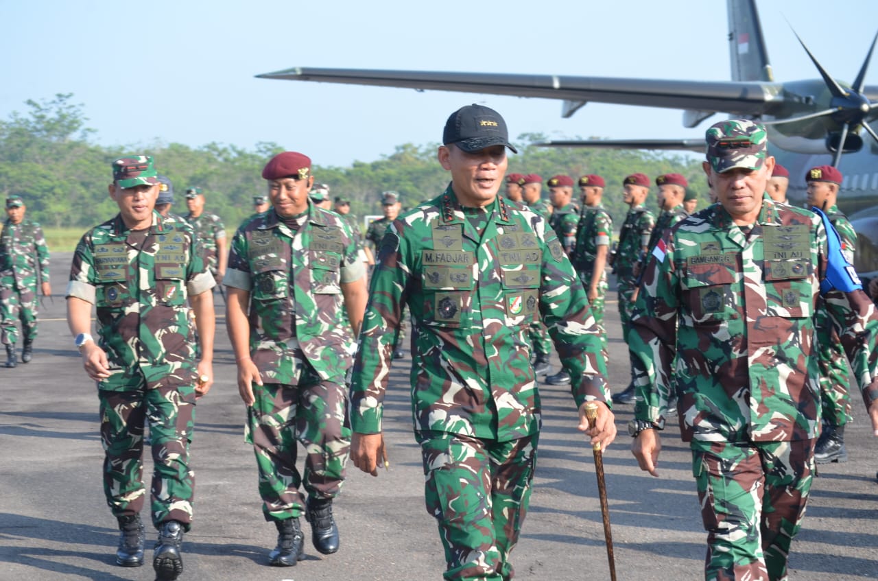 Dandim 0427/Way Kanan Sambut Kedatangan Pangkostrad di Lanudad Gatot Soebroto