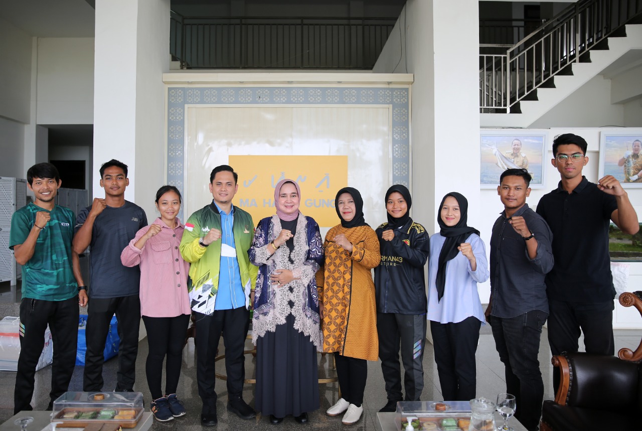 Riana Sari Arinal Lepas Kontingen Mahasiswa untuk Ikut Pekan Olahraga Mahasiswa Nasional di Sumatera Barat