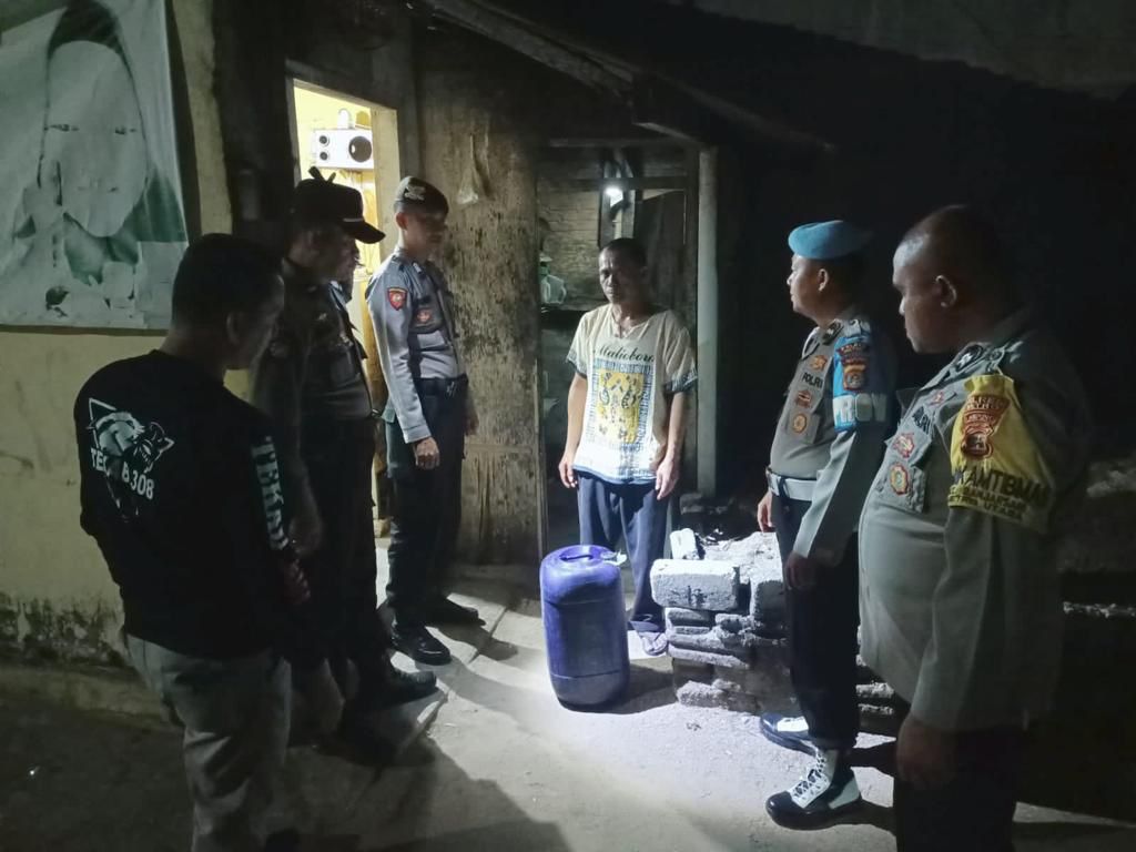 Polres Metro Sita Ratusan Miras Serta Amankan Tersangka Pengedar Obat Terlarang Tanpa Izin