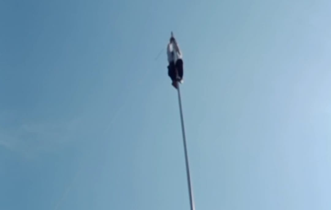 Heroik! Siswa SD di Lampung Selatan Panjat Tiang Bendera Selamatkan Tali Putus Saat Upacara HUT RI