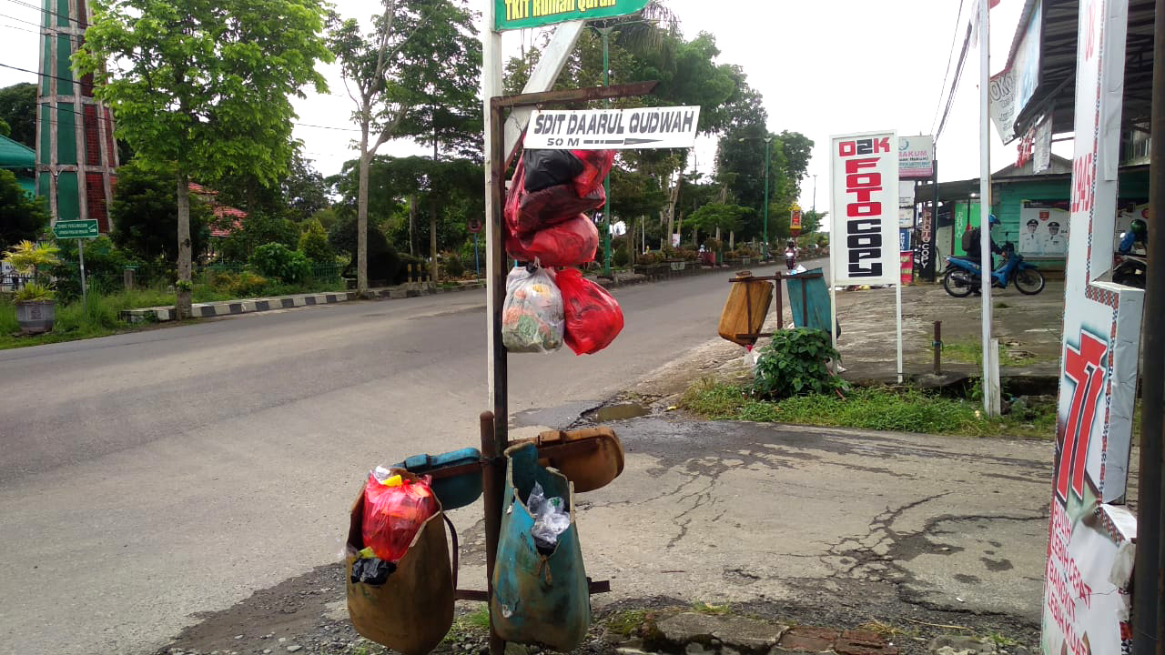 Dua Bulan Tidak Gajian, Petugas Kebersihan di Lampung Barat Lakukan Ini 