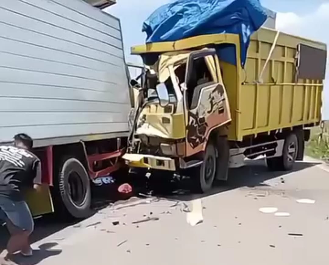 Adu Kambing Dua Truk di Jalan Nasional Lintas Rawajitu Tulang Bawang, 4 Orang Luka Berat