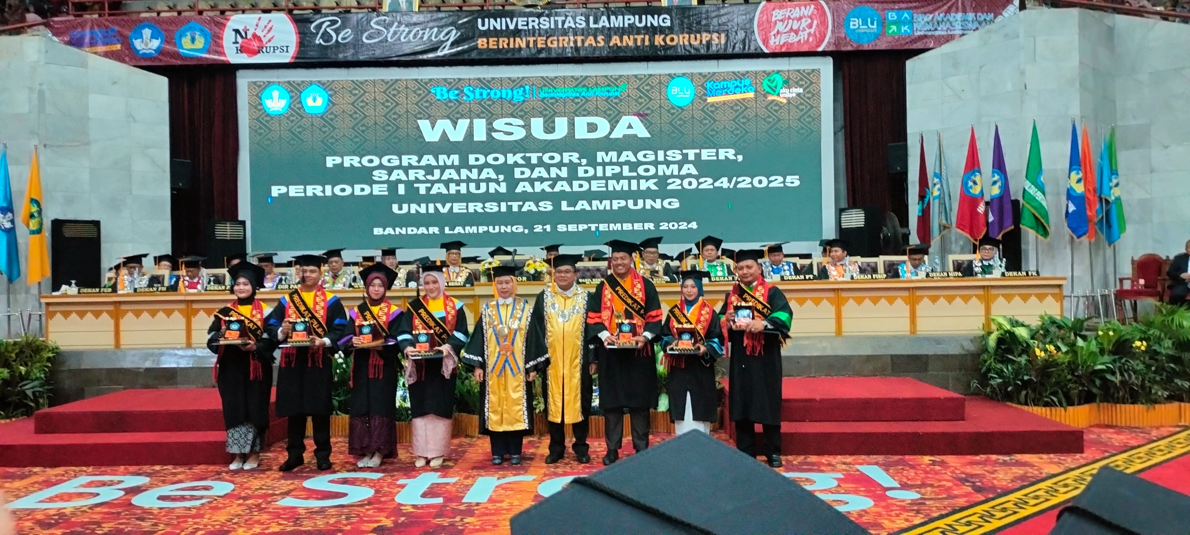 878 Mahasiswa Ikuti Prosesi Wisuda Periode I 2024/2025, Rektor Unila: Segera Isi Data Tracer Study 