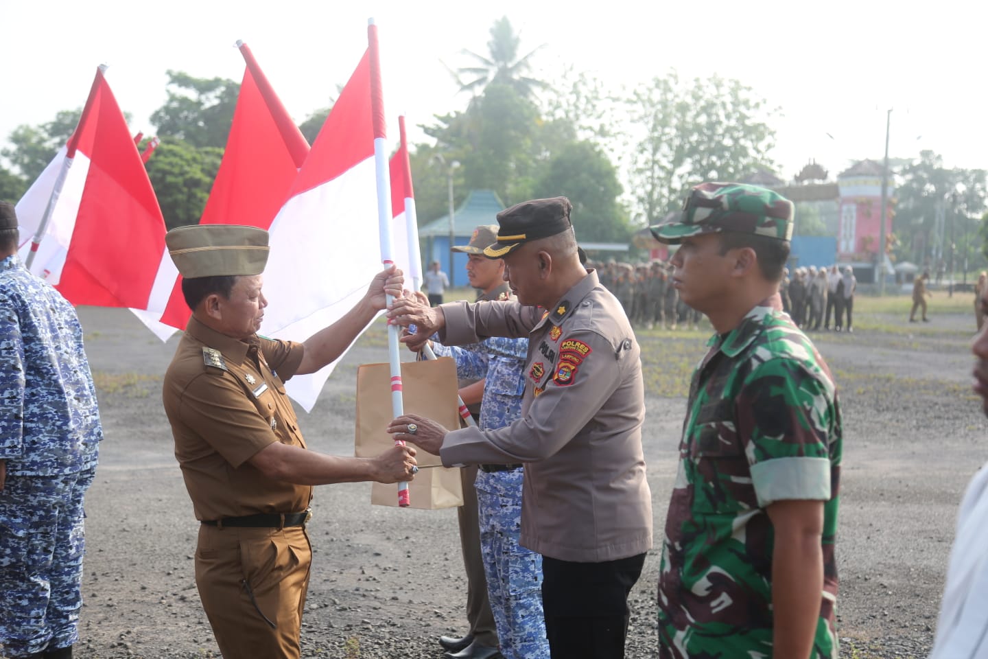 Jelang HUT RI, Lampung Timur Bagikan 1000 Bendera Merah Putih