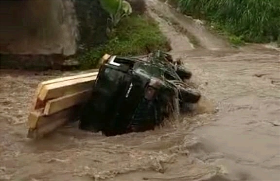 Tersapu Arus, Pikap Hanyut di Sungai Way Kedaung Pringsewu 