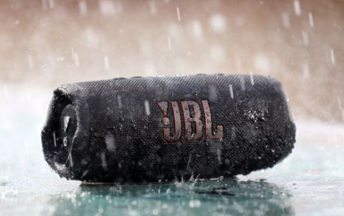 JBL Charge 5, Speaker Bluetooth Tahan Banting Dengan Bass Kuat dan Fitur Lengkap