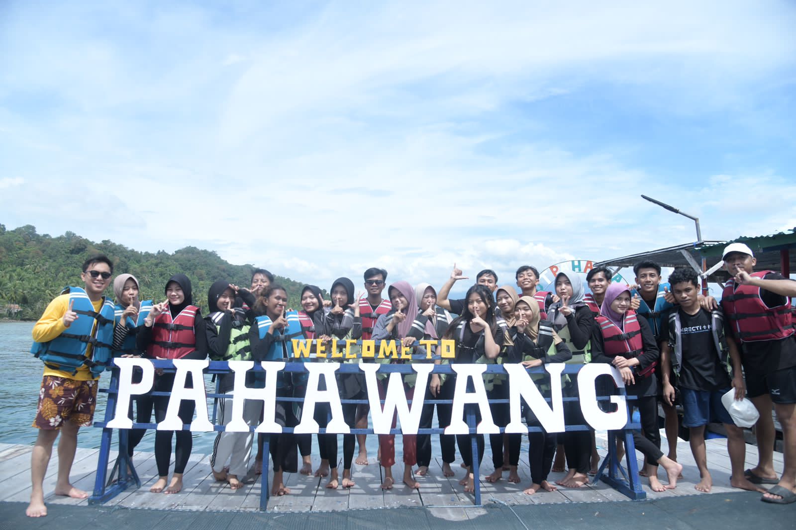 Mahasiswa PMM UTI Pelajari Budaya dan Keindahan Lampung di Pulau Pahawang