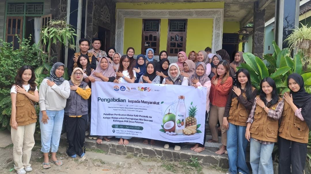 Tim Dosen dan Mahasiswa ITERA Latih PKK Desa Patoman Buat Water Kefir Probiotik