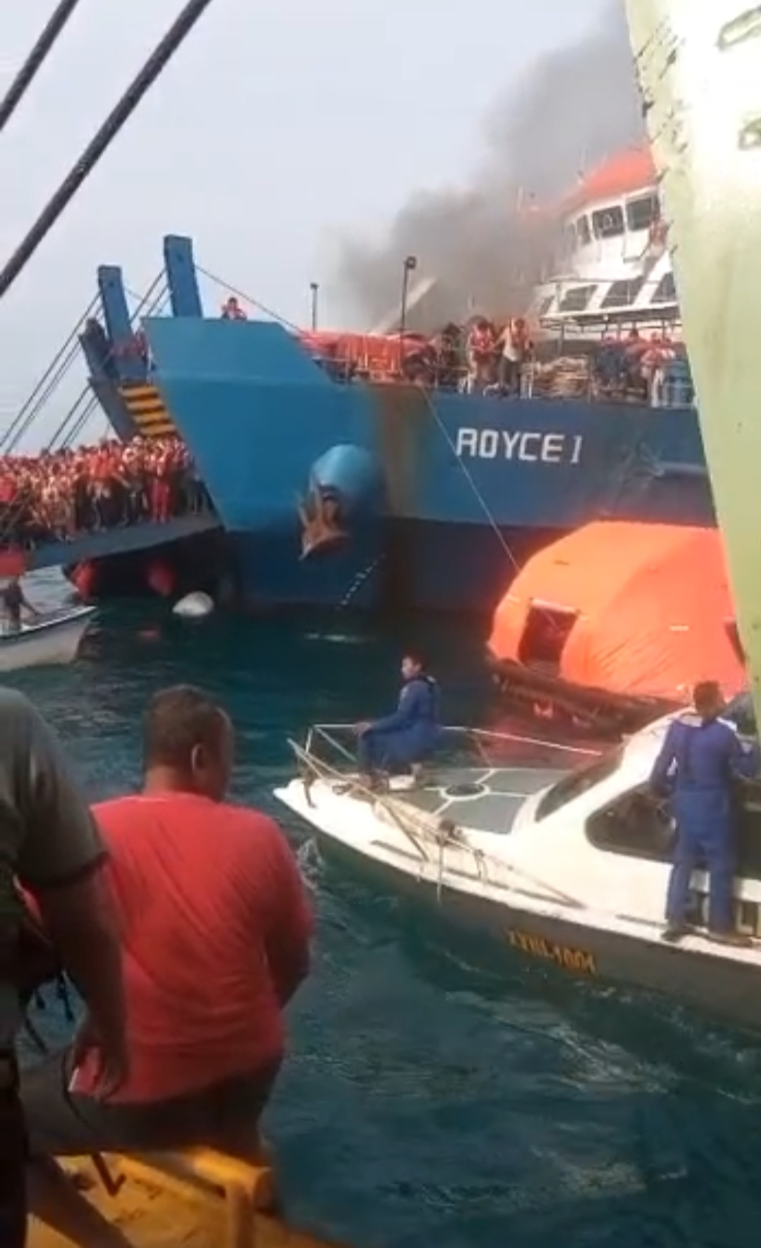 Tim Gabungan Evakuasi Penumpang Kapal KMP Royce 1 yang Terbakar