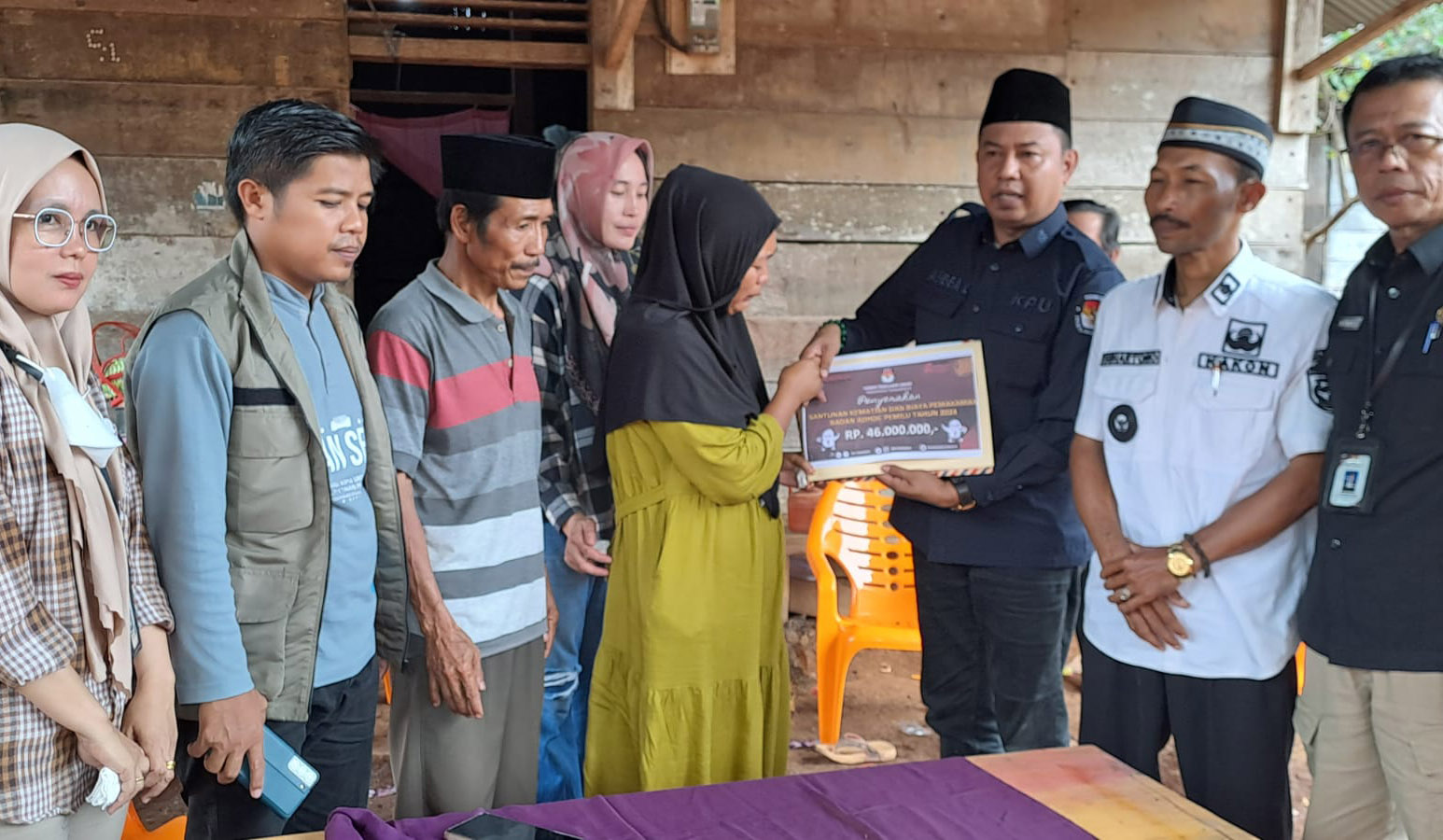 KPU Tanggamus Lampung Serahkan Santunan untuk Anggota KPPS Meninggal Dunia 
