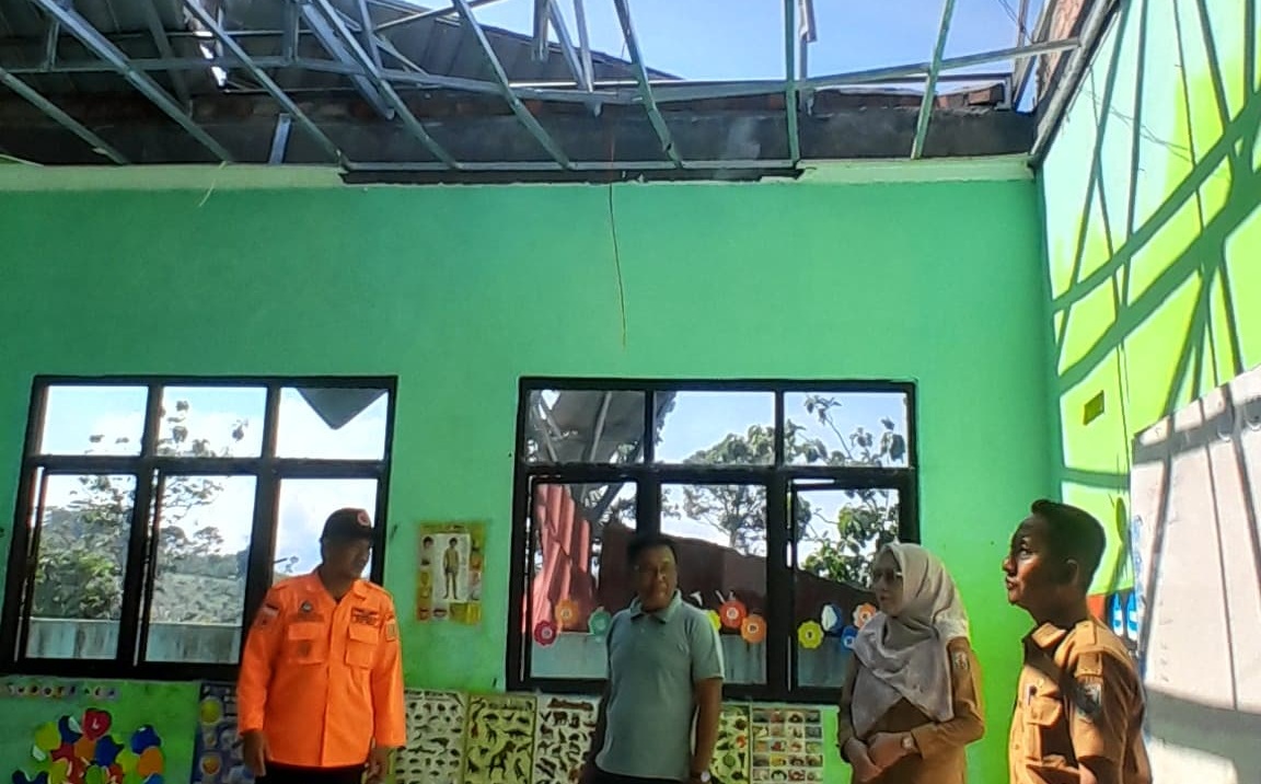 Puting Beliung Sapu Tiga Kampung di Way Kanan, Puluhan Rumah Rusak dan Atap Sekolah Ikut Terbang