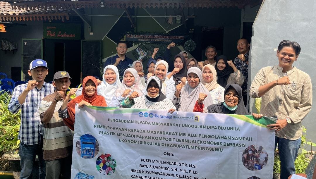 Dari Sampah Jadi Rupiah, Tim Pengabdian Unila Terapkan Mesin Pengolah Plastik di Pringsewu