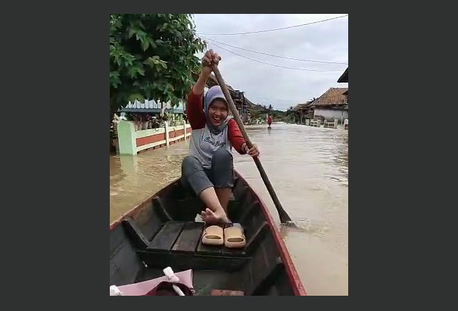 Banjir di Way Kanan, Warga Terpaksa Beraktivitas Dengan Perahu 