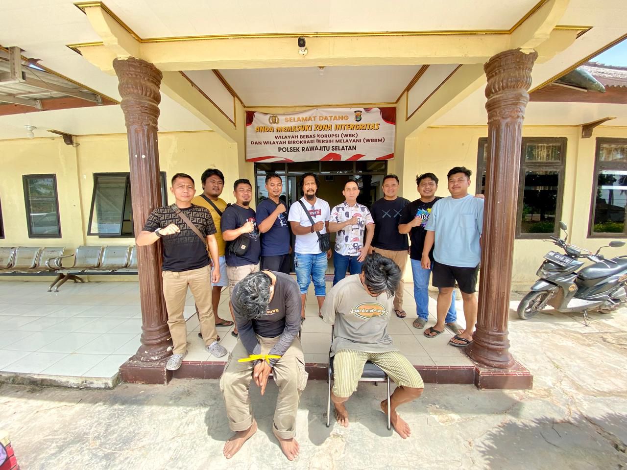 Gunakan Foto Profil Tetangga di WhatsApp, Dua Pria di Tulang Bawang Tipu Warga Belasan Juta Rupiah