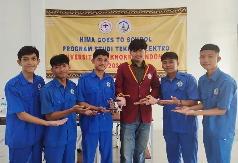 Mahasiswa Teknokrat Beri Pemahaman Prototipe Solar Tracker di SMKN 1 Merbau Mataram