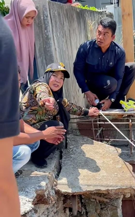 Tanggapi Keluhan Warga, Bunda Eva Tinjau dan Instruksikan Perbaikan Jembatan Amblas di Rajabasa