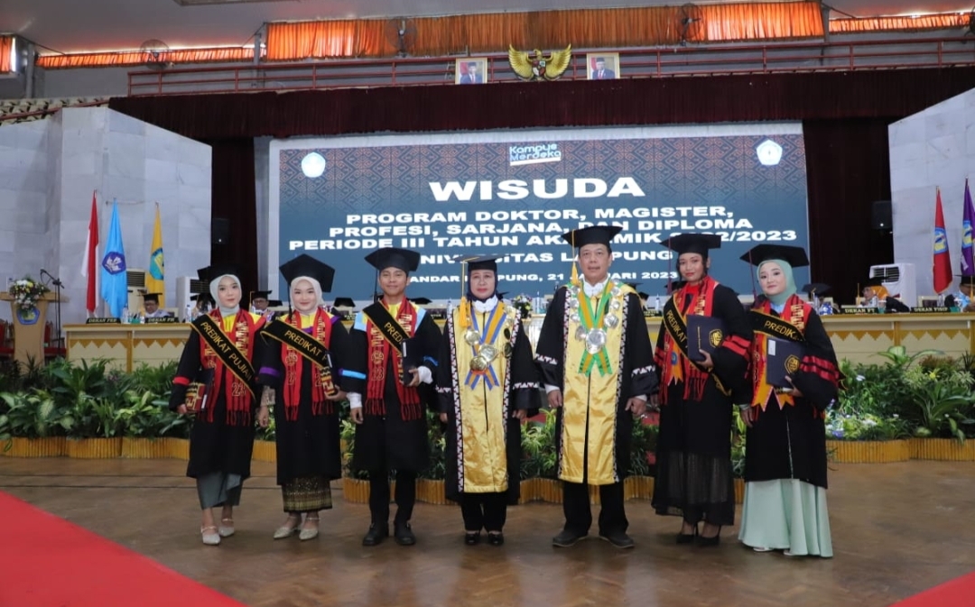 Perdana Pimpin Wisuda, Ini Pesan Rektor Prof Lusmeilia