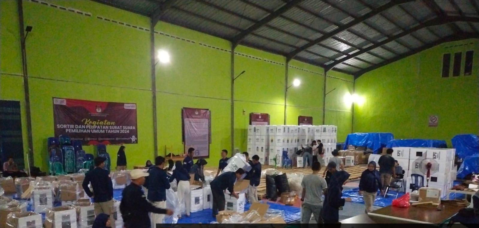 KPU Mesuji Lampung Packing Logistik Pemilu 2024