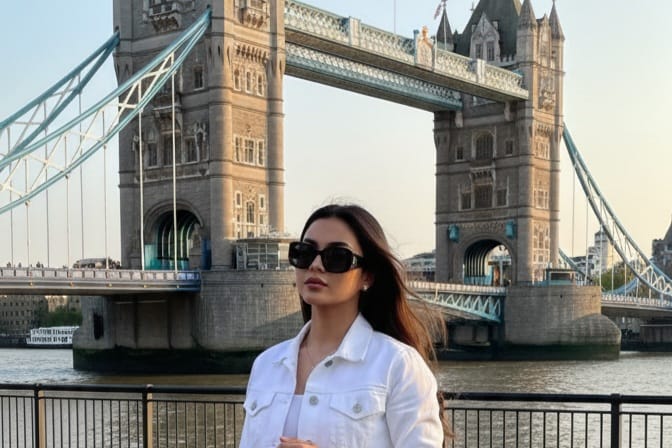 Gak Perlu Ribet! Pakai Prompt Gemini AI Ini Untuk Edit Foto Liburan di London Bridge