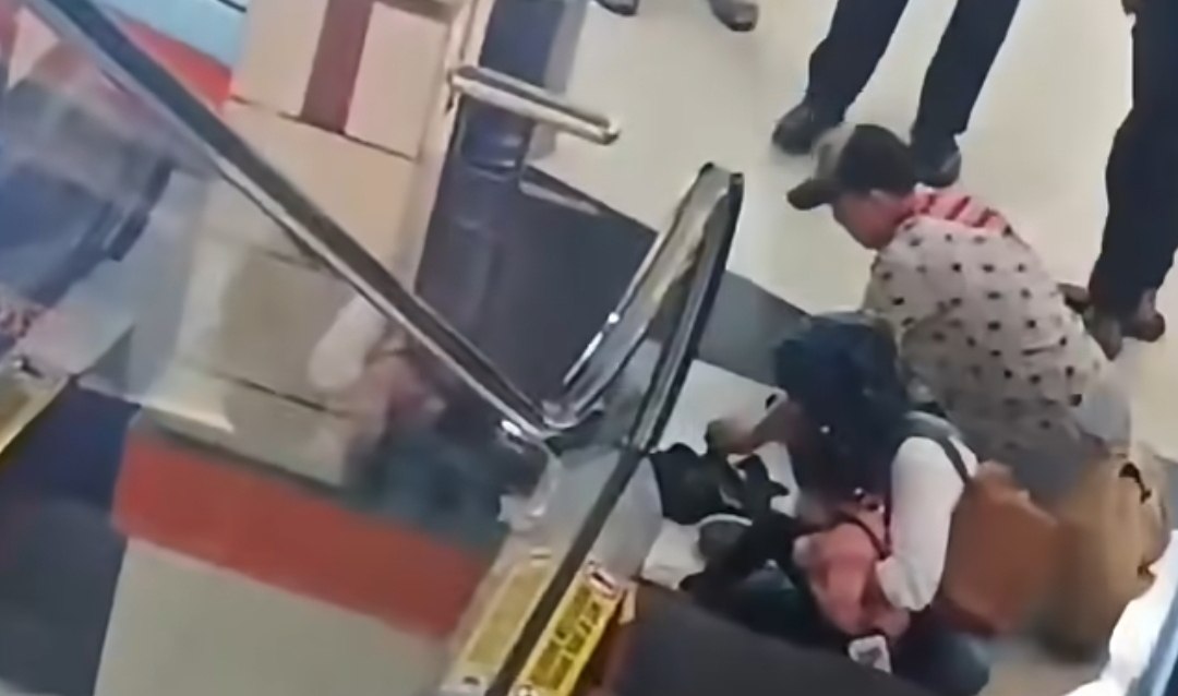 Detik-Detik Kaki Bocah Terjepit Eskalator di Mall Solo, Ini Kronologinya