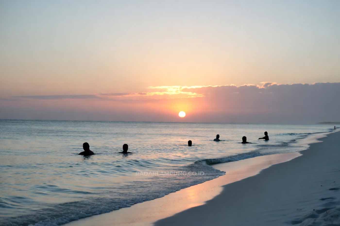 Manfaat Berendam di Air Laut untuk Terapi Kesehatan