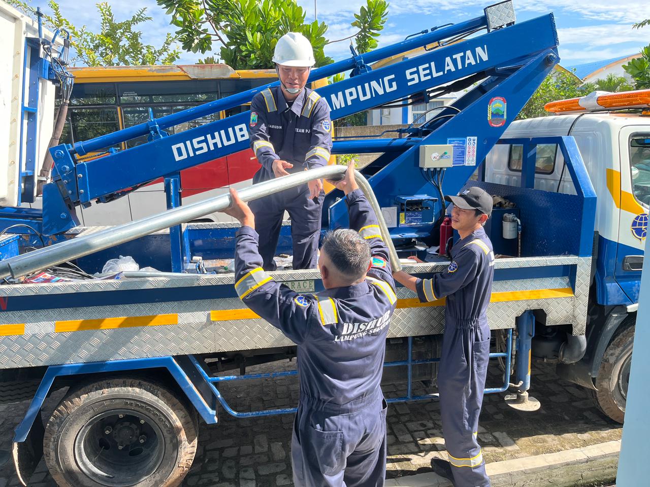 Gerak Cepat, Pemprov Lampung Perbaiki PJU Jalinsum Bakauheni Jelang Arus Mudik