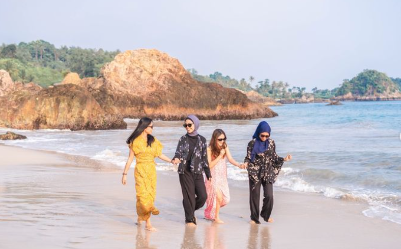 Mengulik Keindahan Pantai Marina, Tawarkan Suasana Pantai Bali di Lampung
