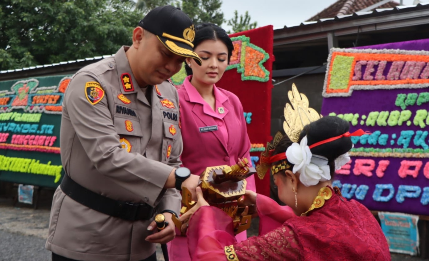 Disambut Tarian Adat Lampung dan Polisi Cilik, AKBP Rivanda Resmi Masuk Polres Tanggamus