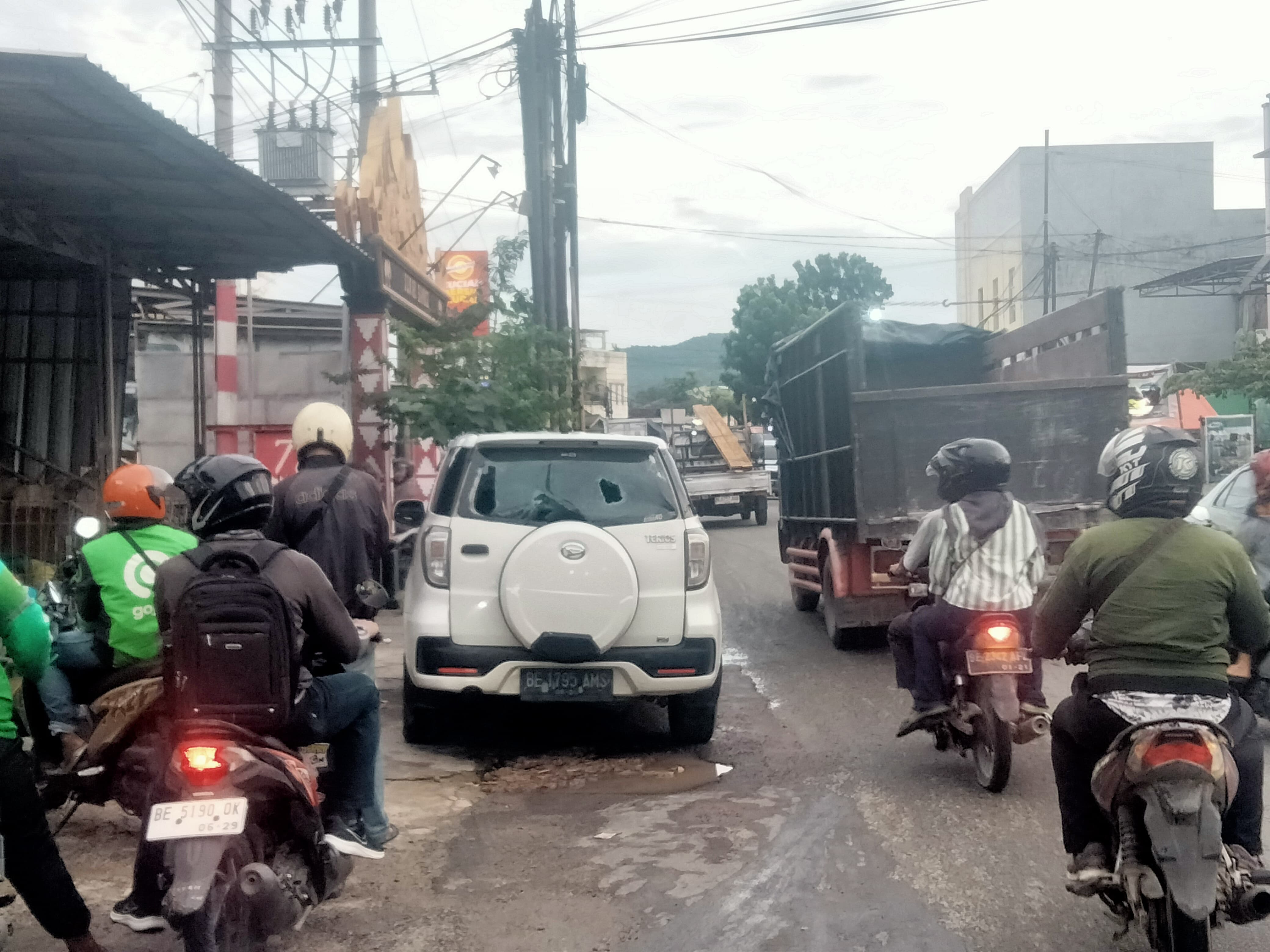 Pasangan Sesama Jenis Diduga Hendak Mesum di Dalam Mobil Hebohkan Warga Sukarame