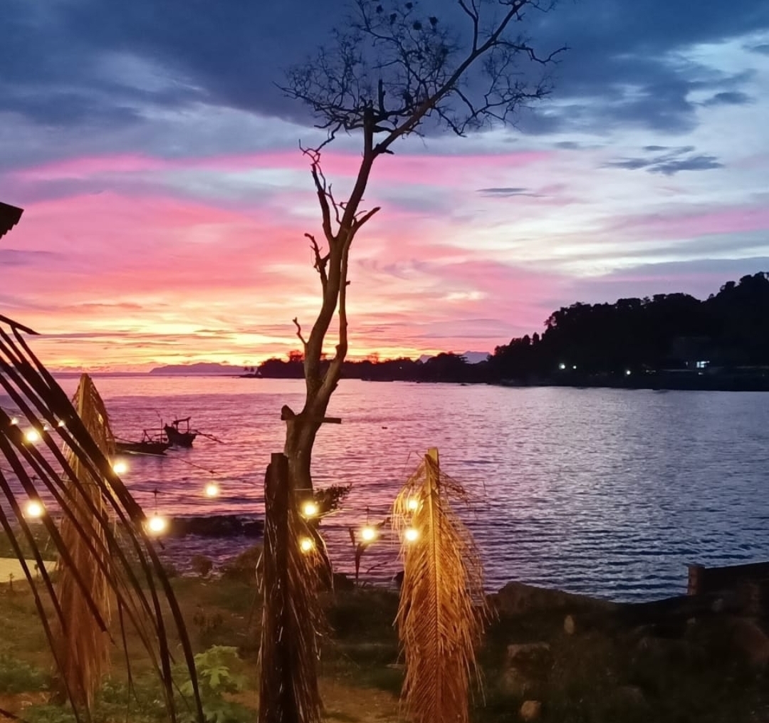 7 Potret Surga Dunia Tersembunyi di Pantai Lampung, No.5 Sensasi Seperti Pantai Uluwatu Bali 