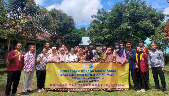 Tim PKM Universitas Teknokrat Indonesia Kenalkan Mobile Application and Conversation Practice di SMAN 1 Sukoha