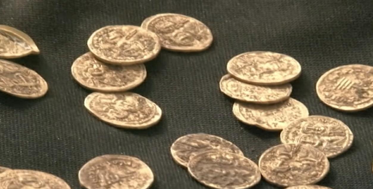 Geger Penemuan Harta Karun Koin Emas Murni Abad Ke-7 di Dalam Tembok Cagar Alam Hermon Stream