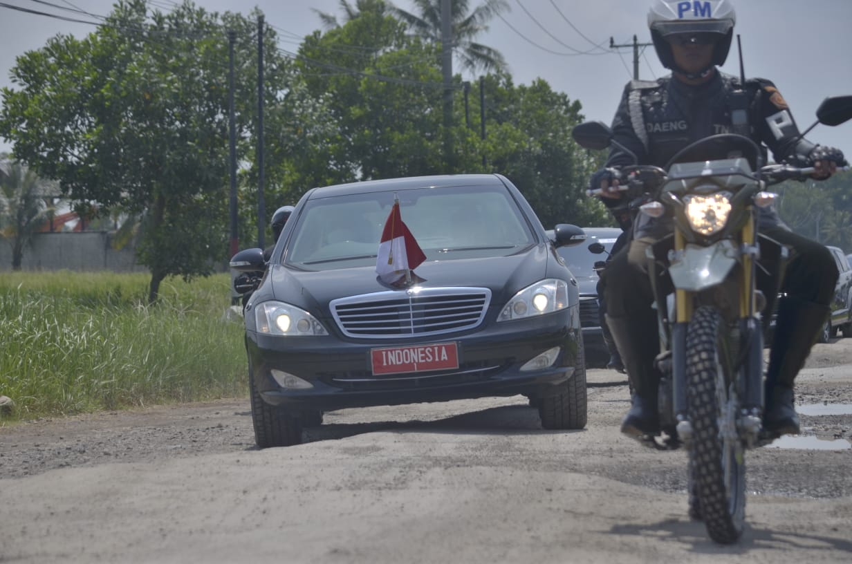 80 Menit, Jokowi Rasakan Jalan Rusak Terusan Ryacudu