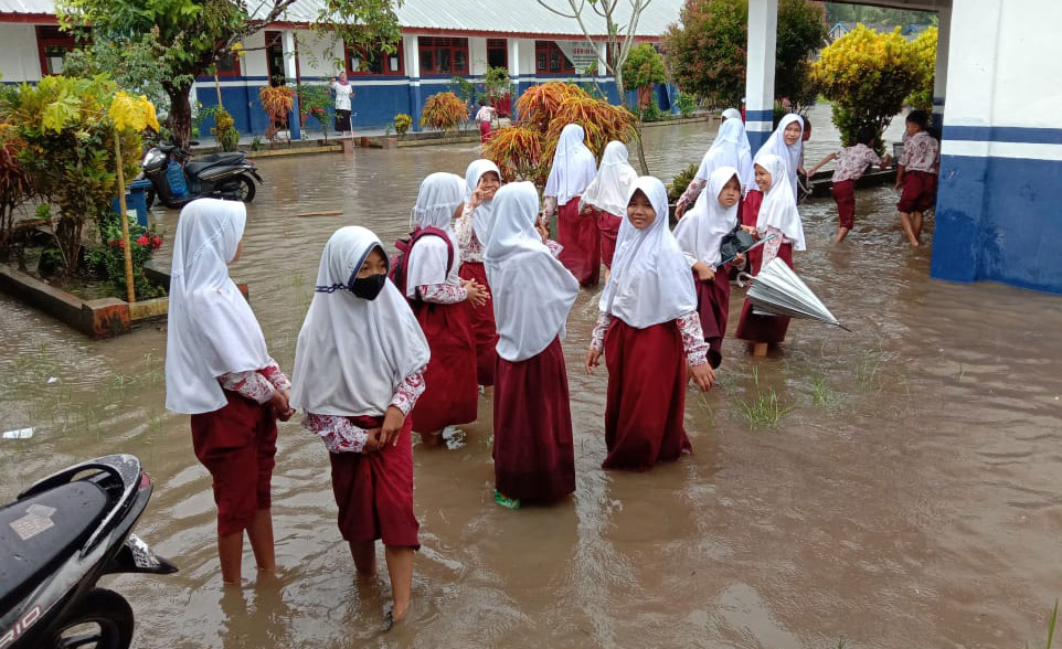 Kasihan! Sekolah Kebanjiran, Siswa SD di Pesisir Barat Batal UTS 