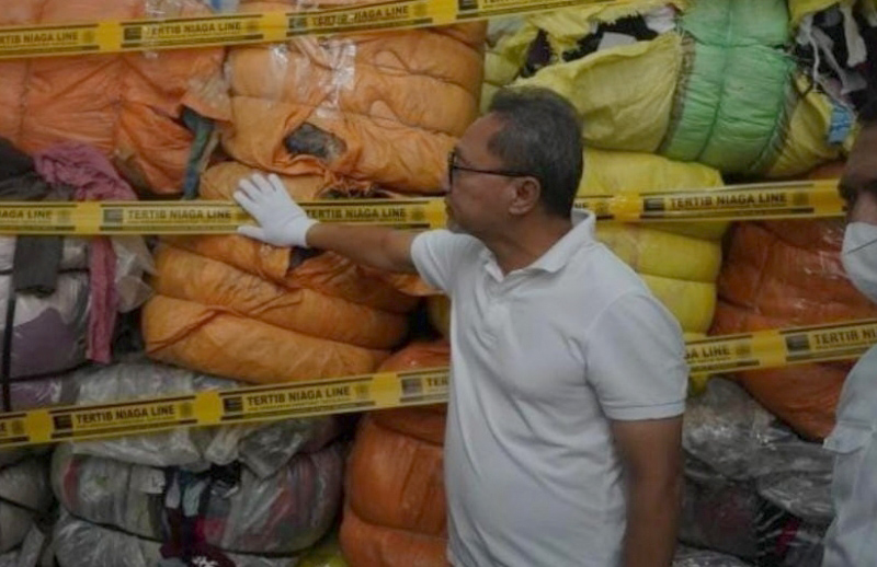 Jumat Bersih, Mendag Zulkifli Hasan Bakar Pakaian Bekas Senilai Rp 8,5 Miliar 